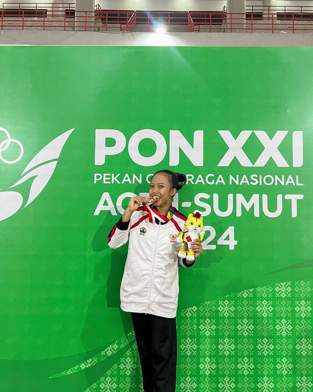 SUKSES : Yogi memamerkan perolehan medali perunggu dalam cabang olahraga senam artistik di PON XXI Aceh &ndash; Sumut 2024. (YOGI NOVI UNTUK RADAR KUDUS)