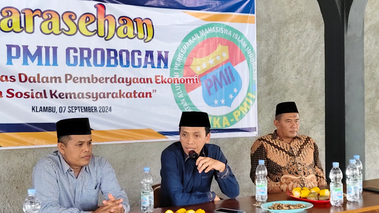 BERIKAN MOTIVASI &ndash; Bendahara IKA PMII Jawa Tegah Mahbub Zaki (tengah) bersama Ketua IKA PMII Jepara Kusdiyanto (kiri) dan Ketua Baznaas Grobogan Ari Widodo berikan motivasi. SIROJUL MUNIR/RADARPATI.ID