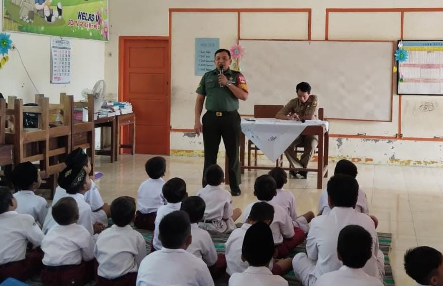SOSIALISASI: Babinsa Koramil 07/Wirosari saat melakukan sosialisasi di SDN 2 Kalirejo, Kecamatan Wirosari. INTAN MAYLANI SABRINA/RADARPATI.ID