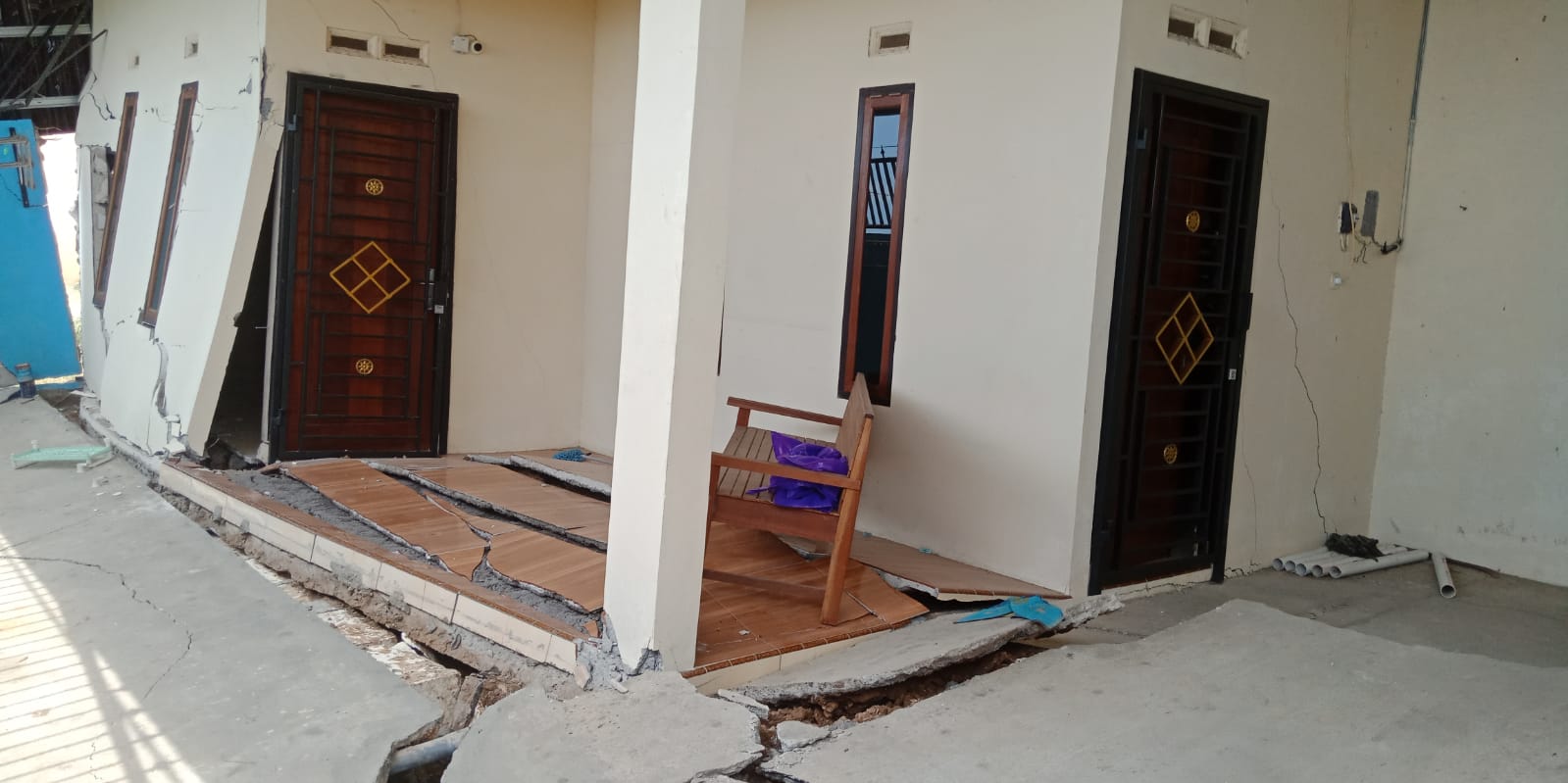 PARAH : Sebuah rumah di Dukuh Guyangan Desa Purworejo Kecamatan Pati Kota rusak akibat bencana tanah bergerak. (CAMAT PATI KOTA UNTUK RADAR KUDUS)