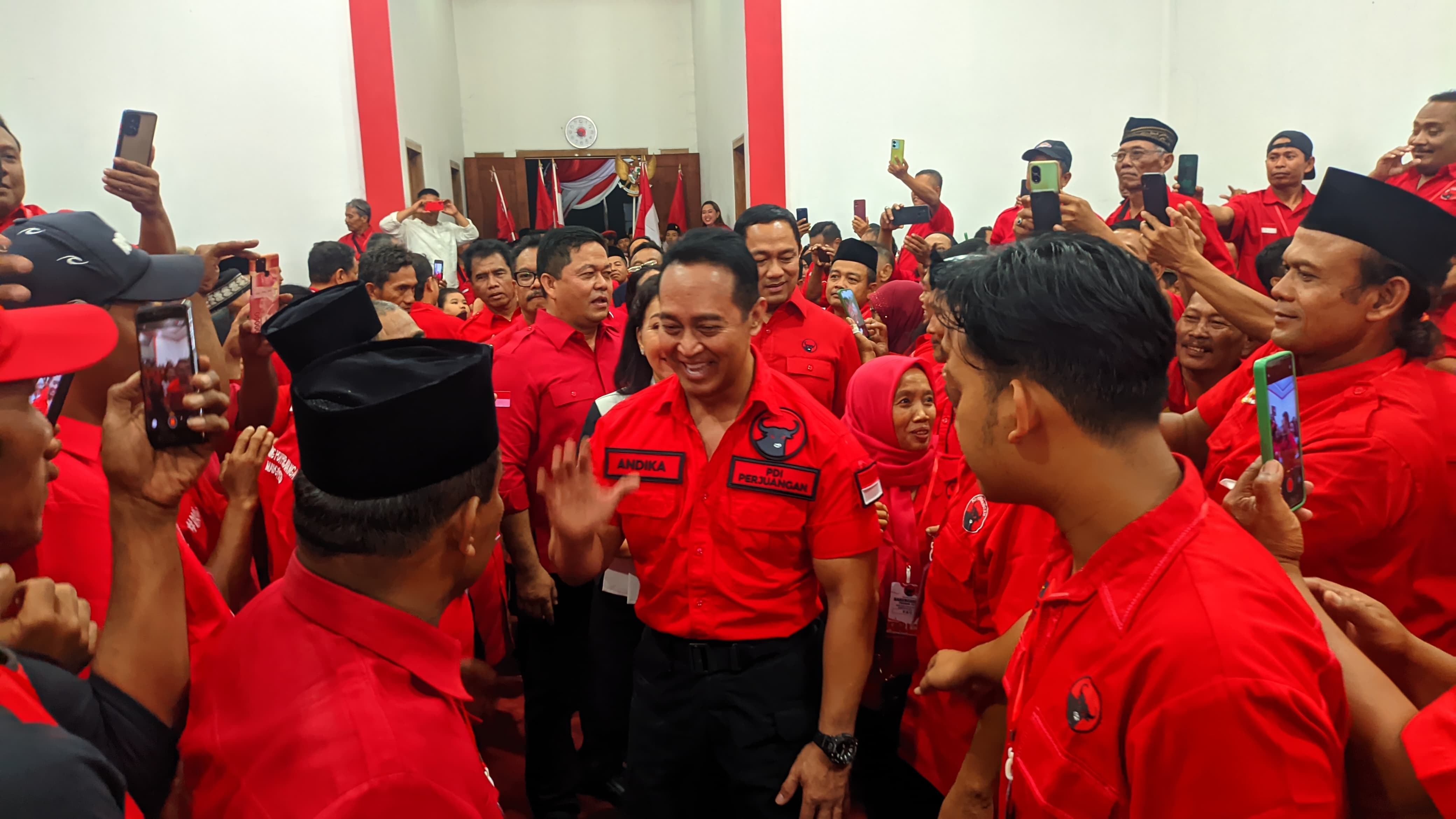 SOSIALISASI: Paslon Gubernur dan Wakil Gubernur Jawa Tengah Andika dan Hendi saat hadir dalam Rakercabsus PDIP Pati. (ULIL ABAB/RADAR PATI)
