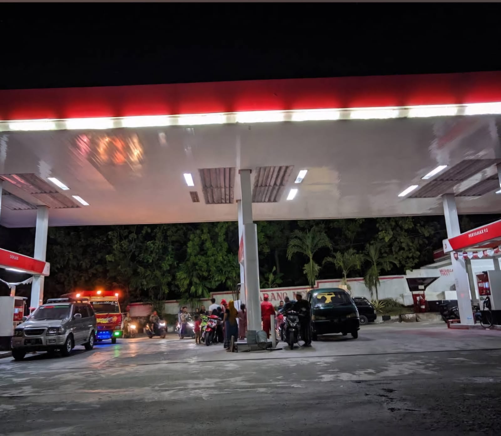 ANTRE: Masyarakat membeli BBM di SPBU Sukolilo baru-baru ini. ANDRE FAIDHIL FALAH/RADARPATI.ID