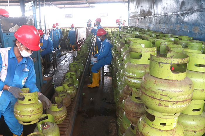 NAIK HARGA: Petugas pada SPBE Kecamatan Kaliwungu Kudus saat melakukan pegisian pada tabung gas elpigi tiga kilogram kemarin. (DONNY SETYAWAN/RADAR KUDUS)