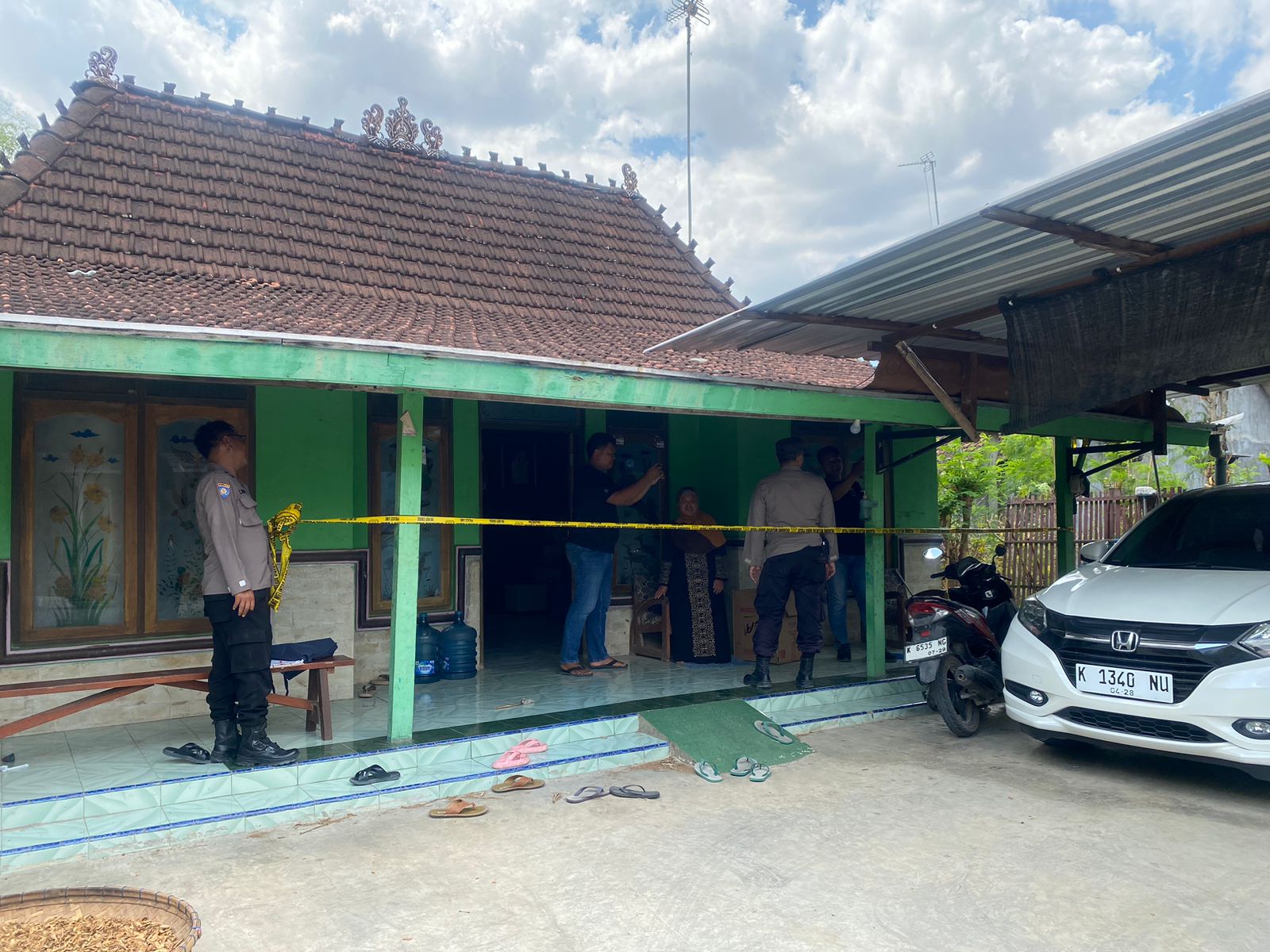 DICEK: Anggota Polsek Winong mendatangi rumah yang kemalingan di Desa Tanggel, Winong belum lama ini. (POLSEK WINONG UNTUK RADAR PATI)