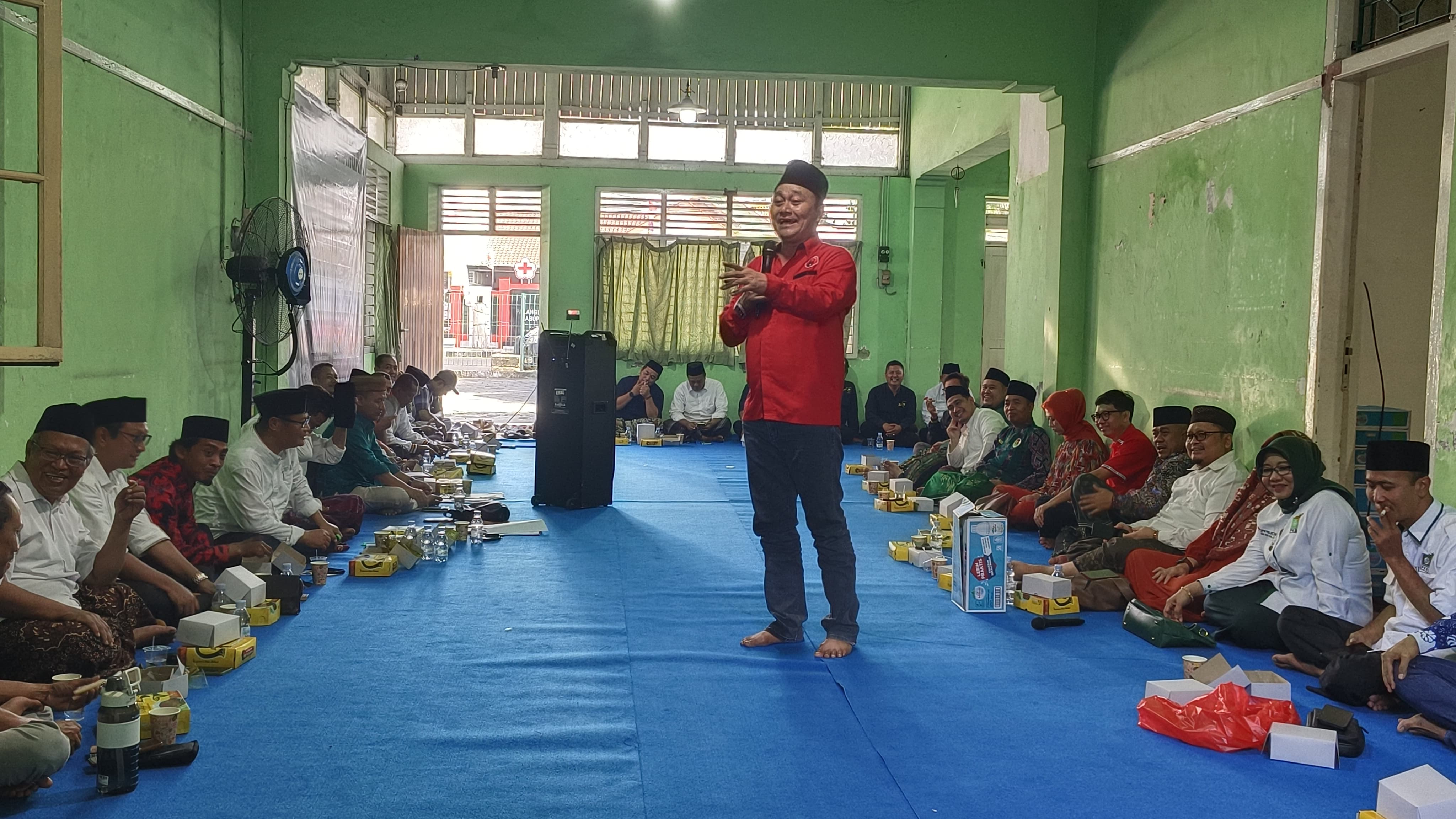 KONSOLIDASI: Ketua Tim Pemenangan Vivit-Umam Ridwan konsolidasi bersama partai pengusung membahas program-program yang bakal diusung. (DOK. RADAR KUDUS)