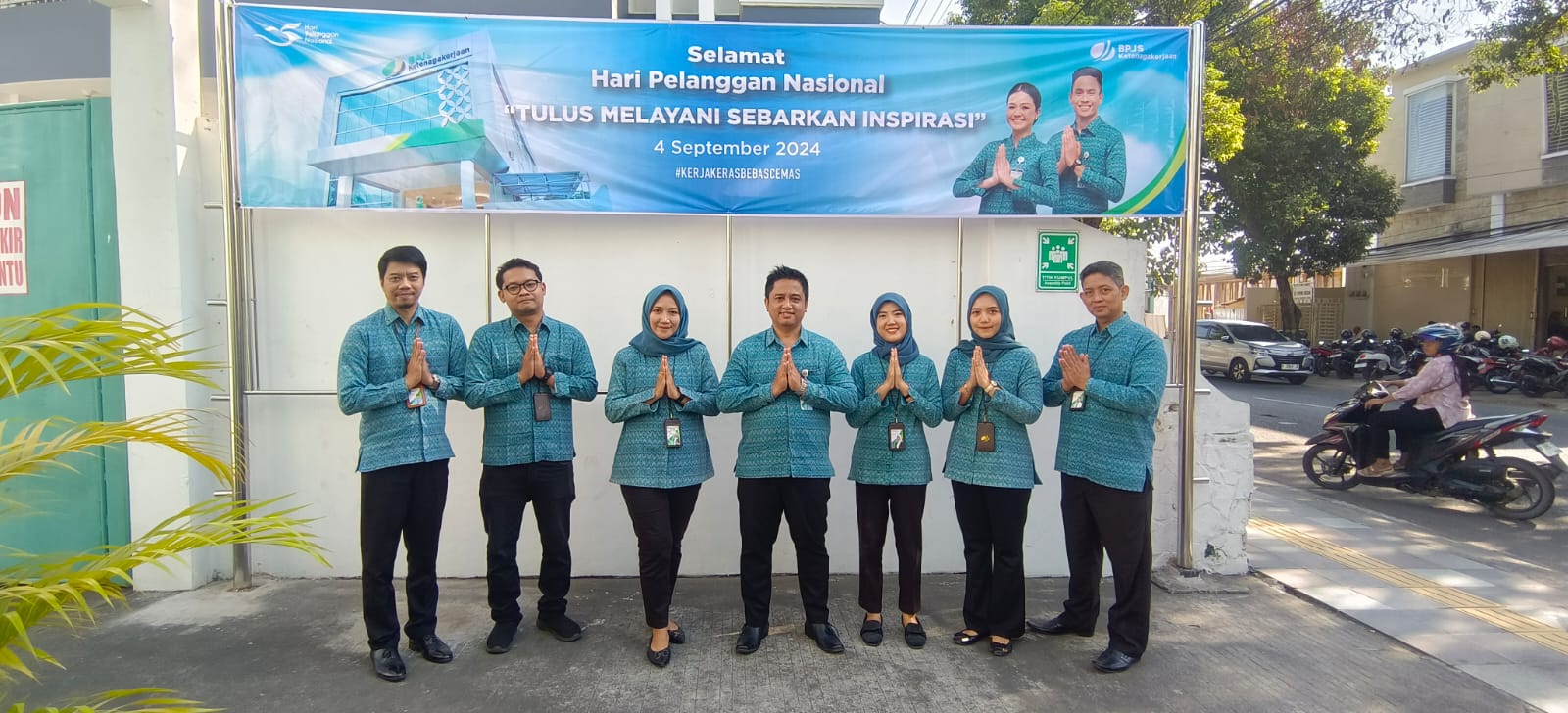 Karyawan BPJS Ketenagakerjaan foto bareng di kantor setempat belum lama ini. (BPJS KETENAGAKERJAAN)