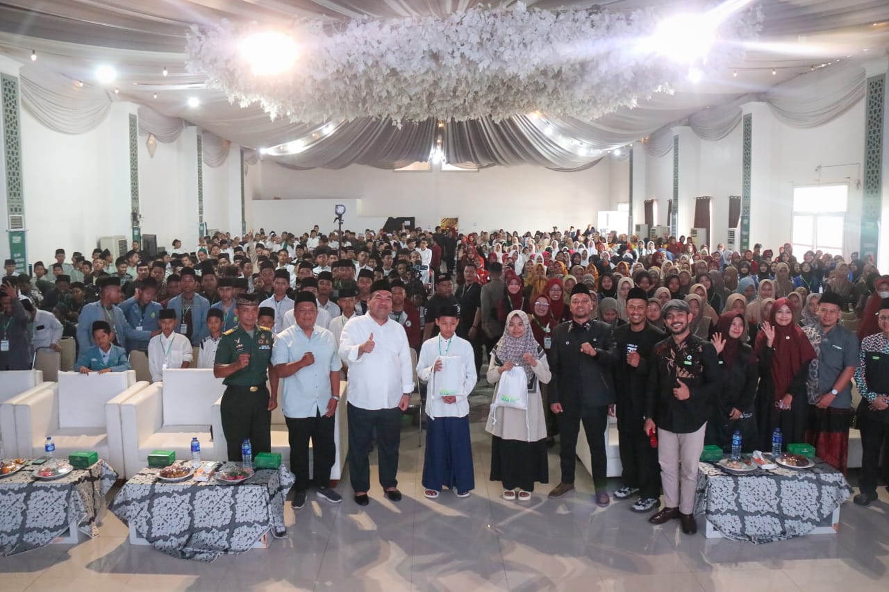 ANTUSIAS: Bupati Blora Arief Rohman saat menghadiri acara gerakan Indonesia Bahagiakan Santri (IBS). PROKOMPIM PEMKAB BLORA UNTUK RADARPATI.ID