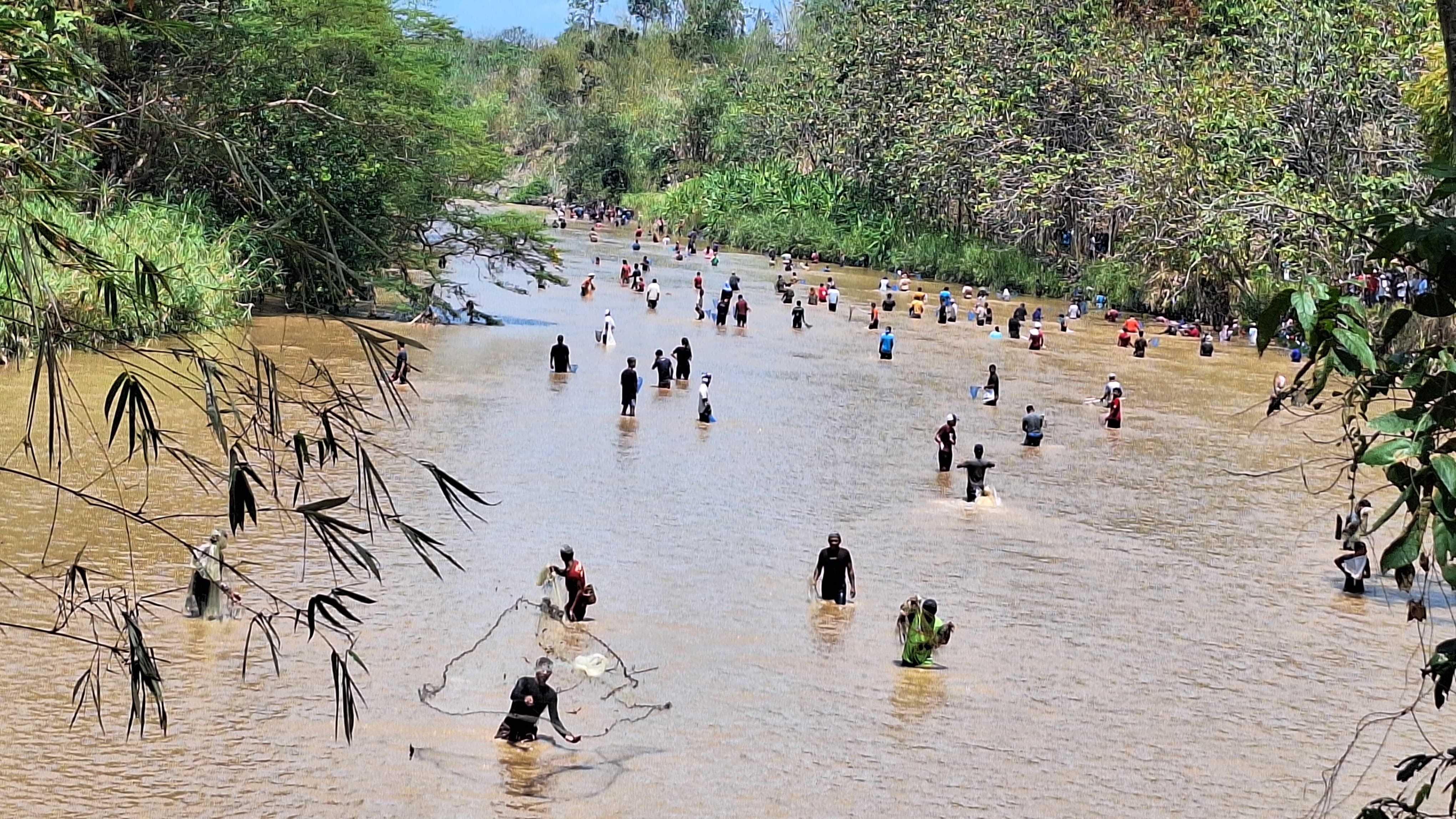 UNIK: ratusan warga tumpah ruah di sungai Tuntang saat tradisi Tubo.