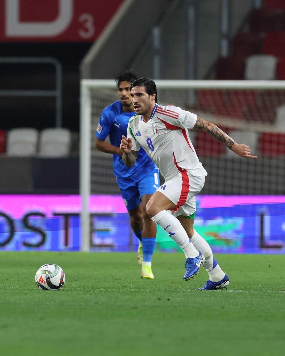 MENGESANKAN : Sandro Tonali saat memperkuat Timnas Italia kala menghajar Israel 2 - 1 di ajang UEFA Nations League. (INSTAGRAM TIMNAS ITALIA)