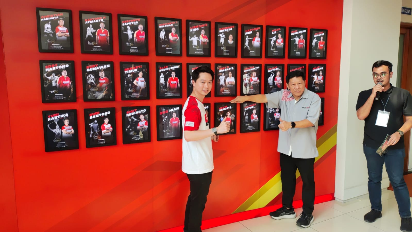 MENGHARUMKAN: Kevin Sanjaya (Kanan) bersama Ketua PB Djarum Yoppy Rosimin memasang pigura foto Kevin di Hall Of Fame PB Djarum. (GALIH ERLAMBANG W/ RADAR PATI)
