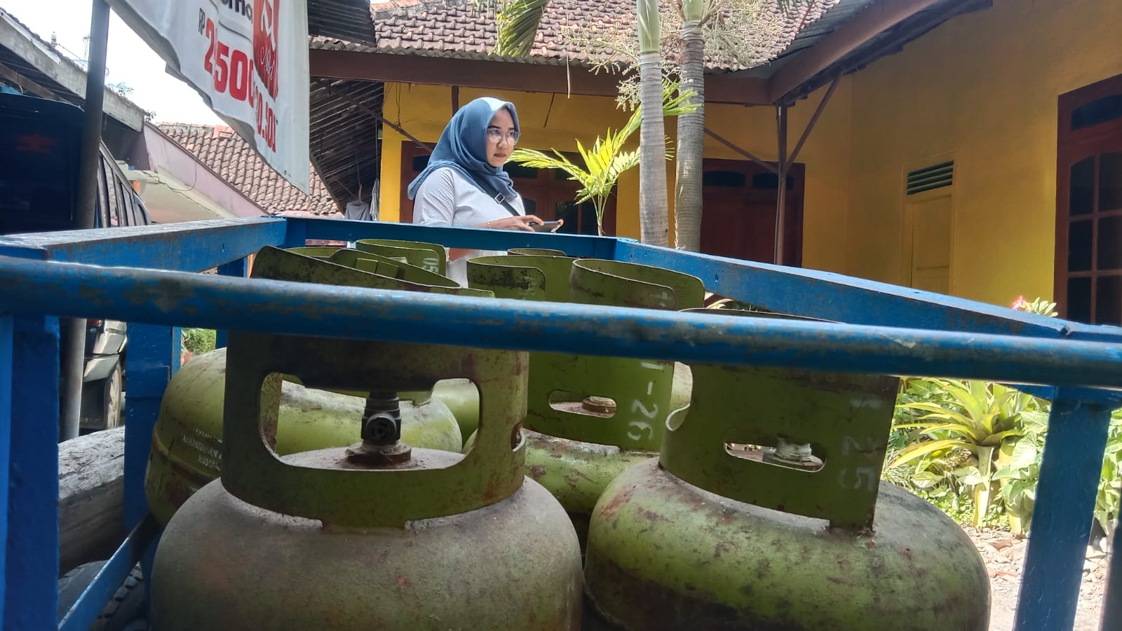 LANGKA: Gas Melon kosong menumpuk di salah satu toko di daerah Wedarijaksa, Pati. (ANDRE FAIDHIL FALAH/RADAR PATI)
