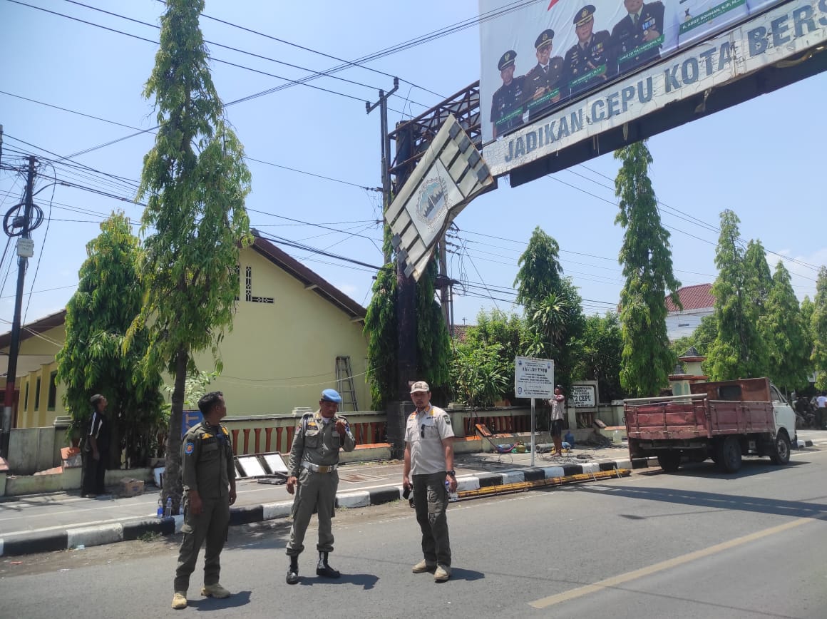 PENERTIBAN: Satpol PP Kabupaten Blora melakukan penurunan bando baliho di Kecamatan Cepu. SATPOL PP UNTUK RADARPATI.ID
