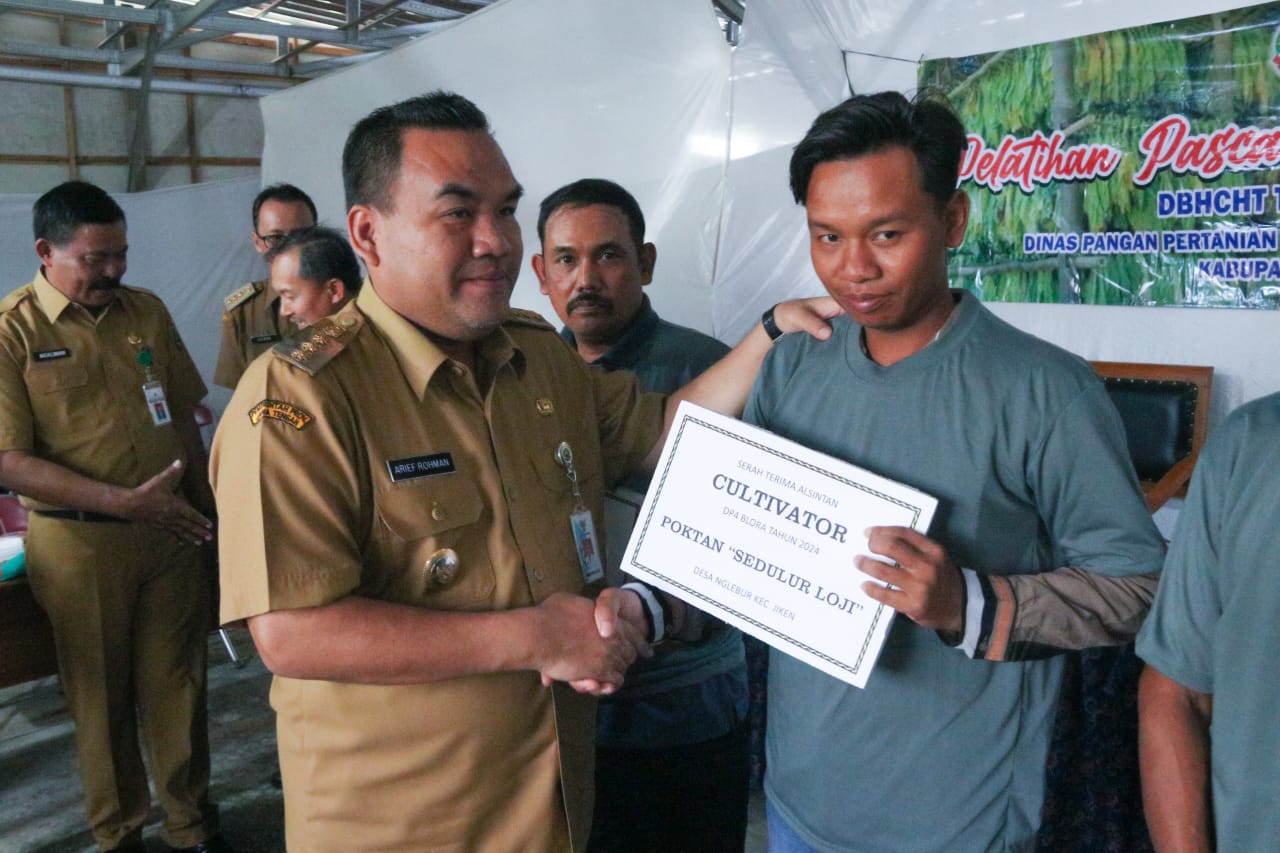 SALURKAN: Bupati Blora Arief Rohman saat menyerahkan bantuan alat pertanian secara simbolis. PROKOMPIM PEMKAB BLORA UNTUK RADARPATI.ID