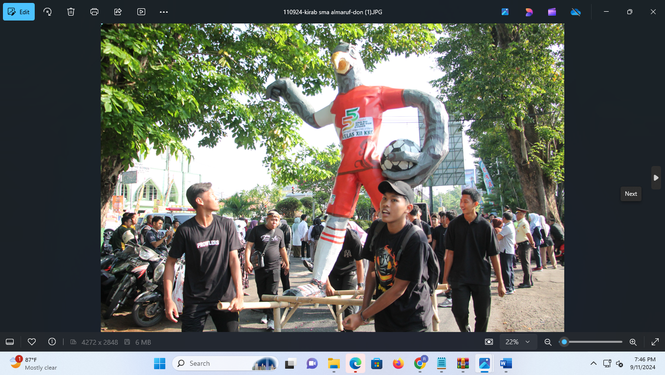 KEARIFAN LOKAL: Sejumlahpelajar dari SMA NU Al Ma&rsquo;ruf Kudus melakukan kirab budaya  memperingati harlah ke-55. (DONNY SETIYAWAN/RADARPATI)