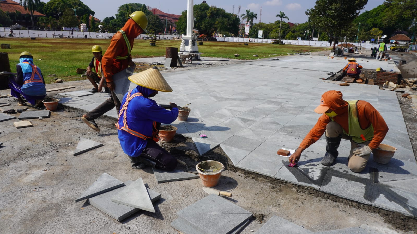 BARU: Para pekerja merampungkan pemasangan lantai jogging track yang mengelilingi Alun-Alun Jepara 1. DISKOMINFO JEPARA UNTUK RADARPATI.ID