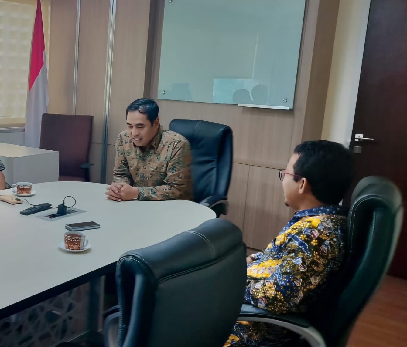 KONSULTASI: Kepala DLH Rembang, Ika Himawan Afandi konsultasi Asisten Deputi Bidang Koordinasi Pengelolaan Lingkungan dan Kehutanan, beberapa hari lalu. DLH RBG UNTUK RADARPATI.ID