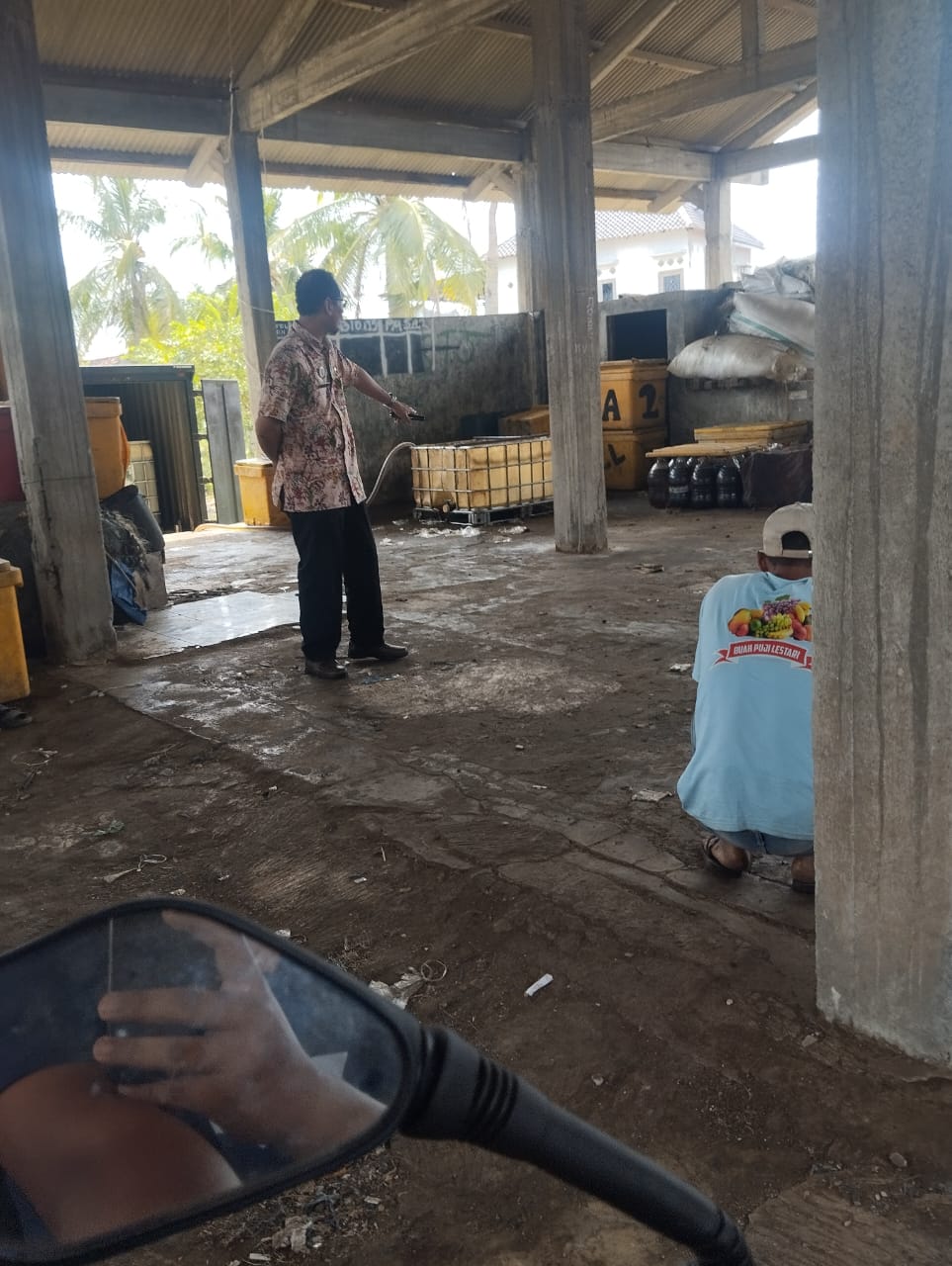 DICEK: DKP Pati memeriksa salah satu gudang ikan di Desa Banyutowo, Dukuhseti. (WARGA BANYUTOWO UNTUK RADAR KUDUS)