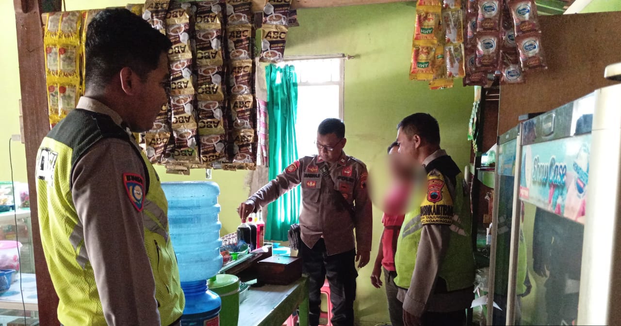 SITA MIRAS &ndash; Anggota Polres Grobogan melakukan penyitaan miras di Kecamatan Tegowanu dan Ngaringan, kemarin. SIROJUL MUNIR/RADARPATI.ID