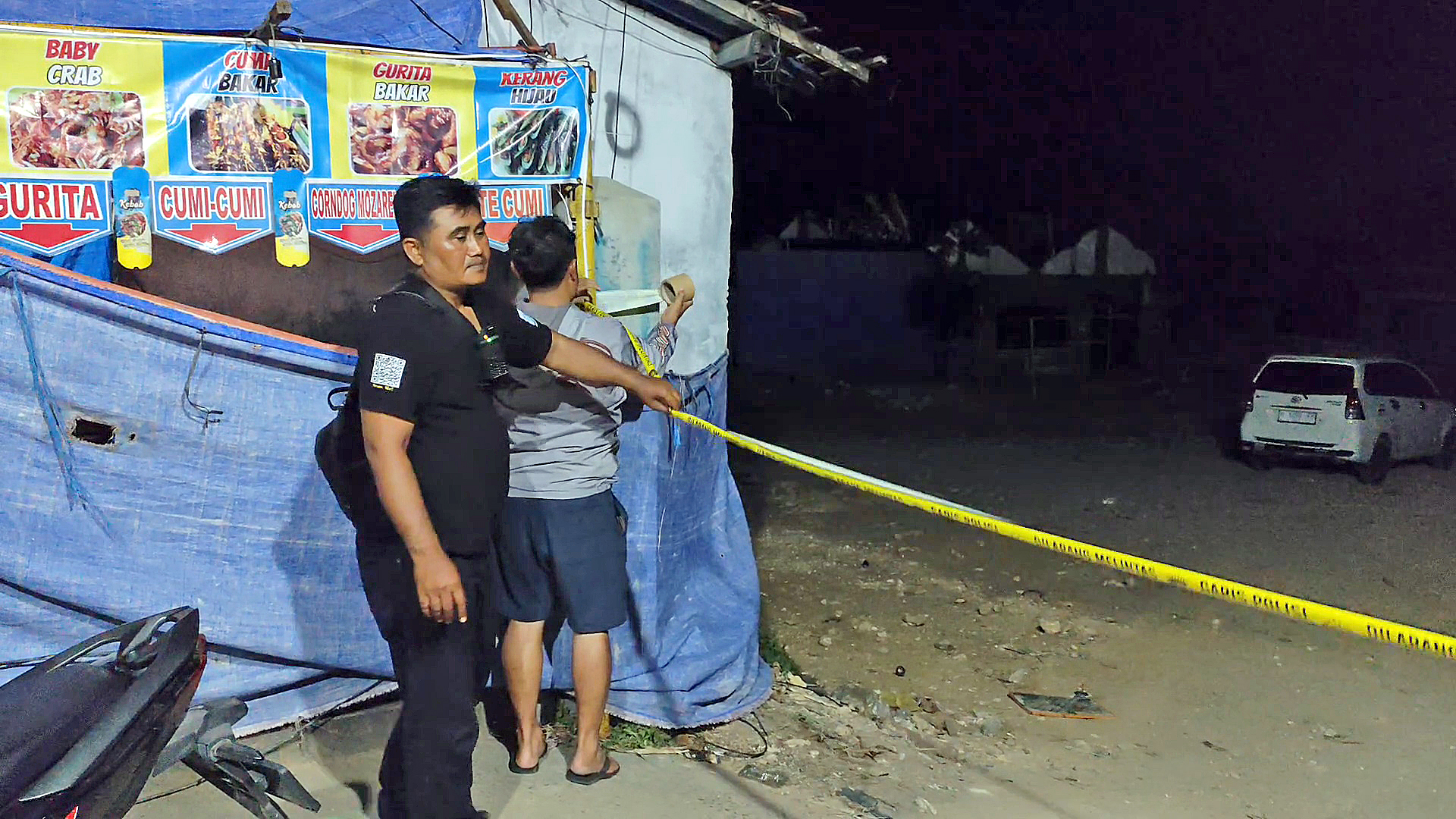 DIAMANKAN: Kepolisian menutup lapangan Desa Kedungwinong, Sukolilo, Pati, lokasi penemuan pemuda tewas dengan garis polisi kemarin malam. (ANDRE FAIDHIL FALAH/RADAR KUDUS)   &nbsp;