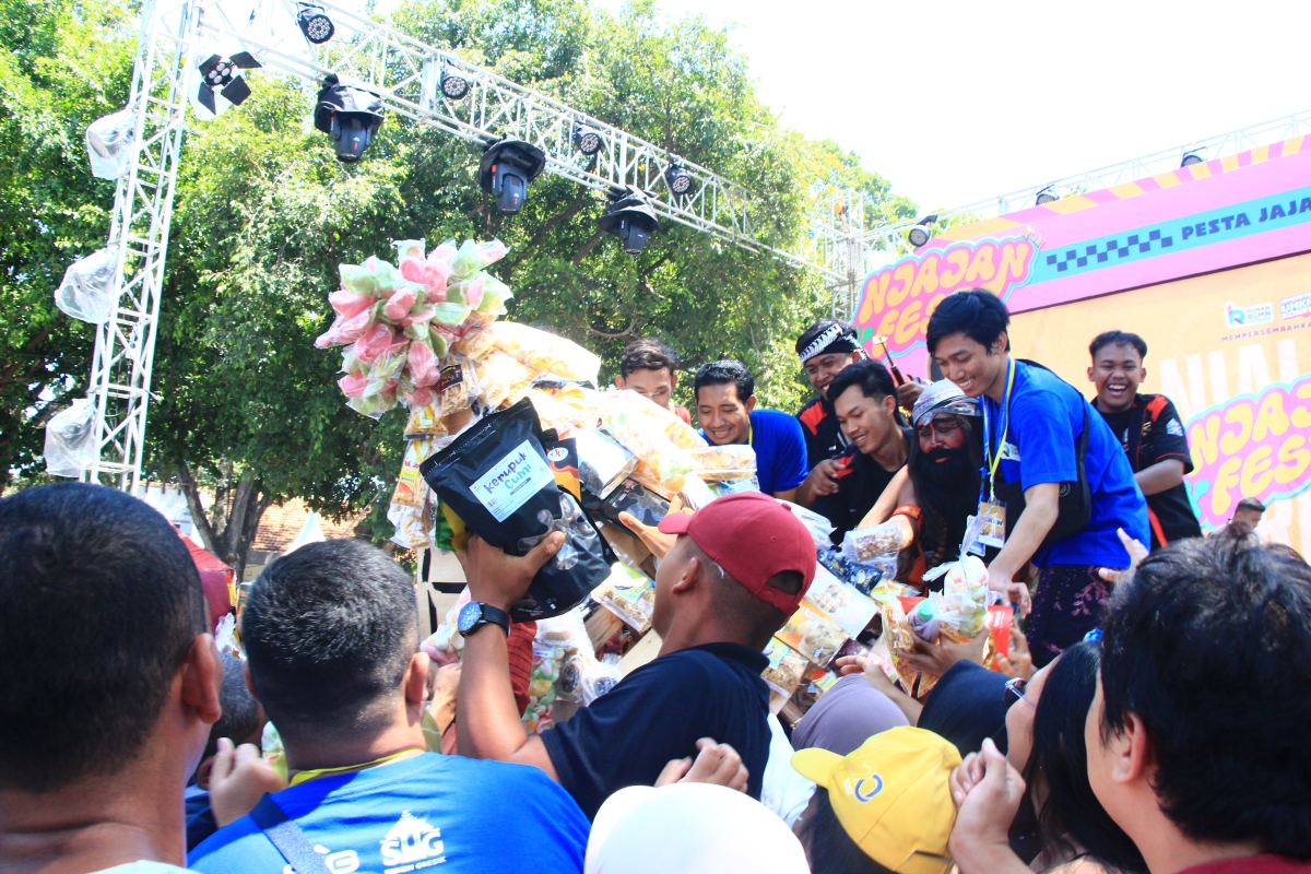 JADI REBUTAN: Pawai gunungan UMKM pesta jajanan terbesar dilanjutkan pembagian, satu sisi masak geden 500 porsi masak ayam dan lauk pauk lainnnya dan dibagikan gratis, kemarin. WISNU AJI/RADARPATI.ID