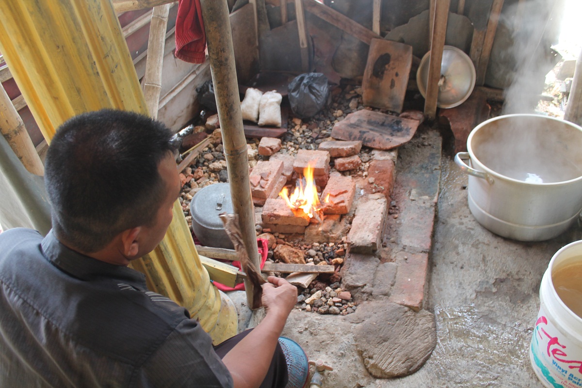 GAS RAWA: Salah satu warga Desa Manggarmas Kecamatan Godong tengah memasak air di atas gas alam yang berada di depan rumahnya. INTAN MAYLANI SABRINA/RADARPATI.ID