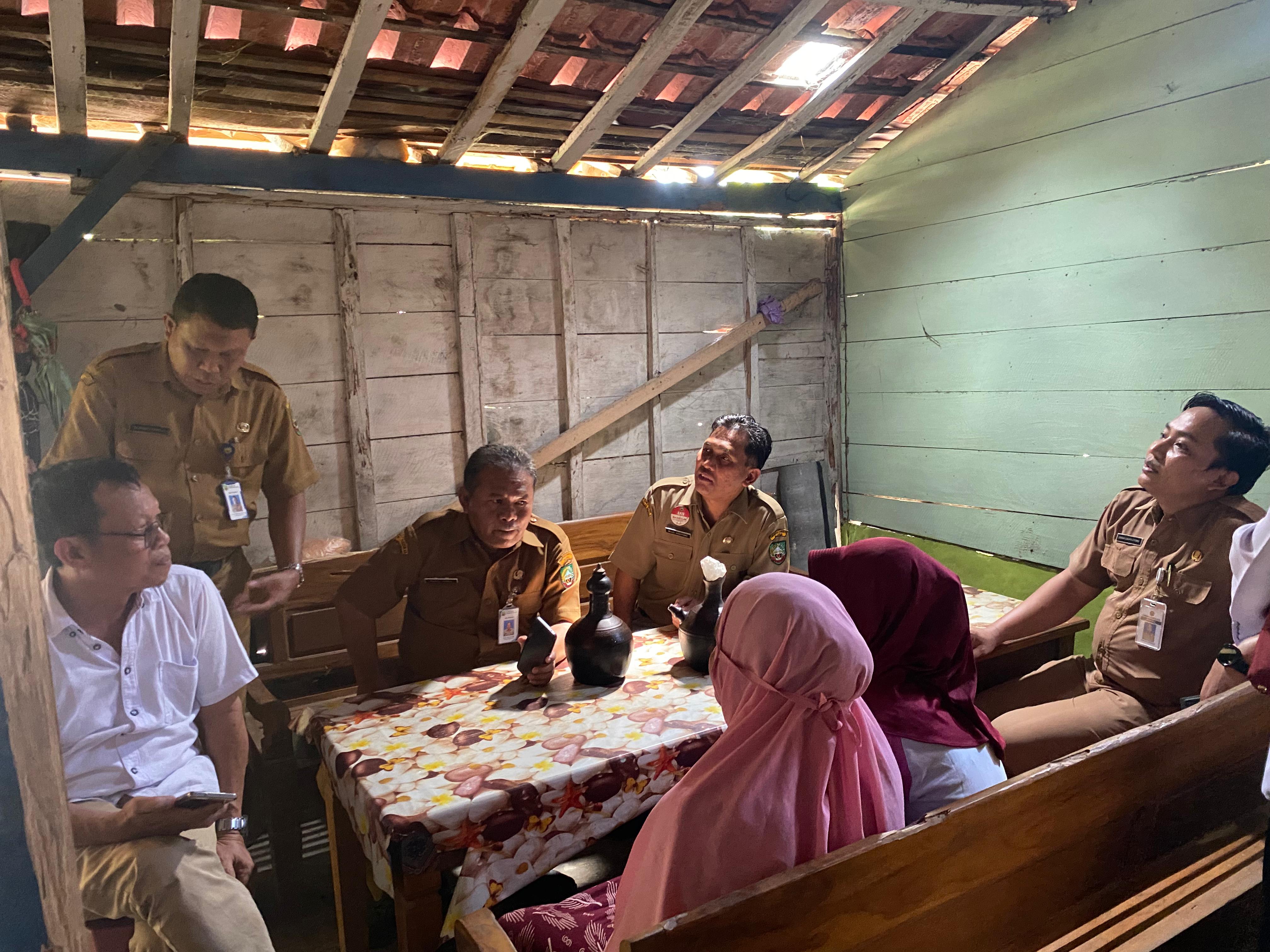 UPAYA: Jajaran dari Dinas Pendidikan Kabupaten Blora saat menyambangi anak tidak sekolah (ATS). DISDIK UNTUK RADARPATI.ID