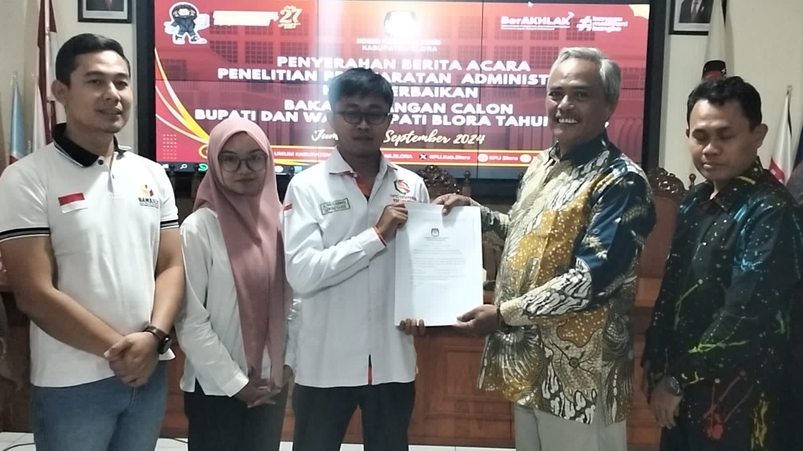 SERAH: KPU Kabupaten Blora saat menyerahkan berita acara kepada Liaison officer atau LO Bapaslon. IQBAL UNTUK RADARPATI.ID