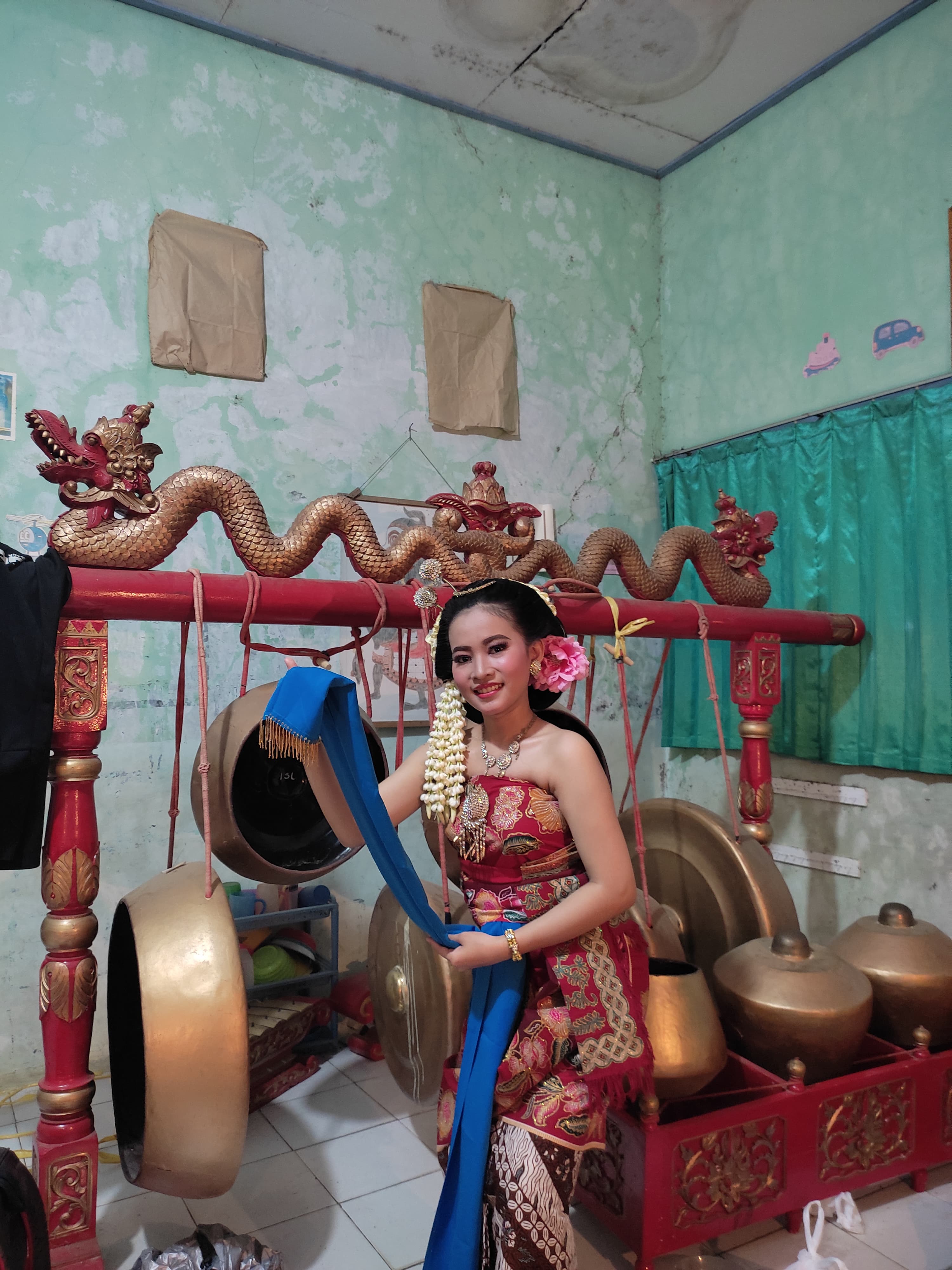 Bella bersiap untuk menari.