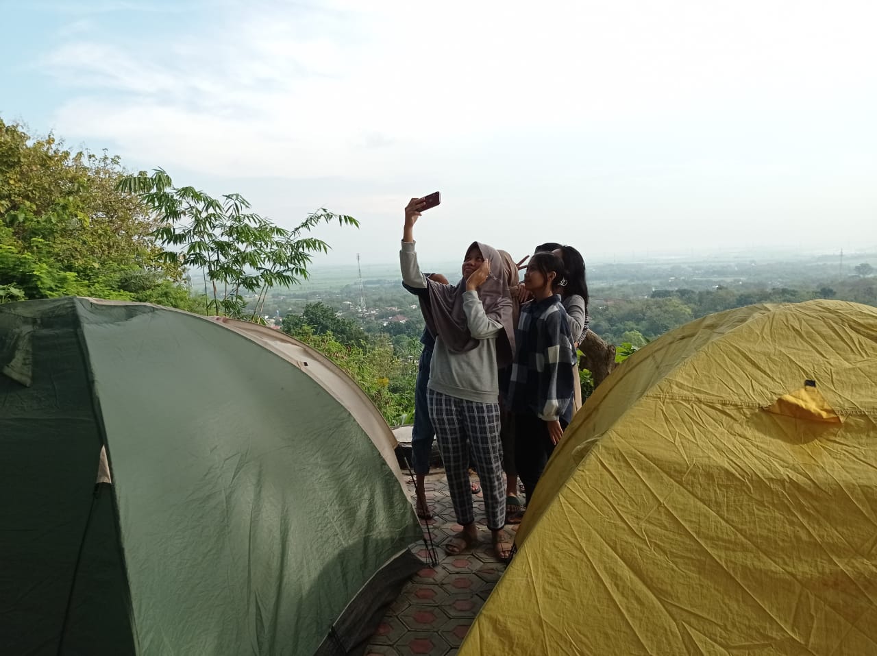 Wisatawan berfoto di kawasan air terjun Tadah Hujan Sukolilo Pati. (ISTIMEWA)