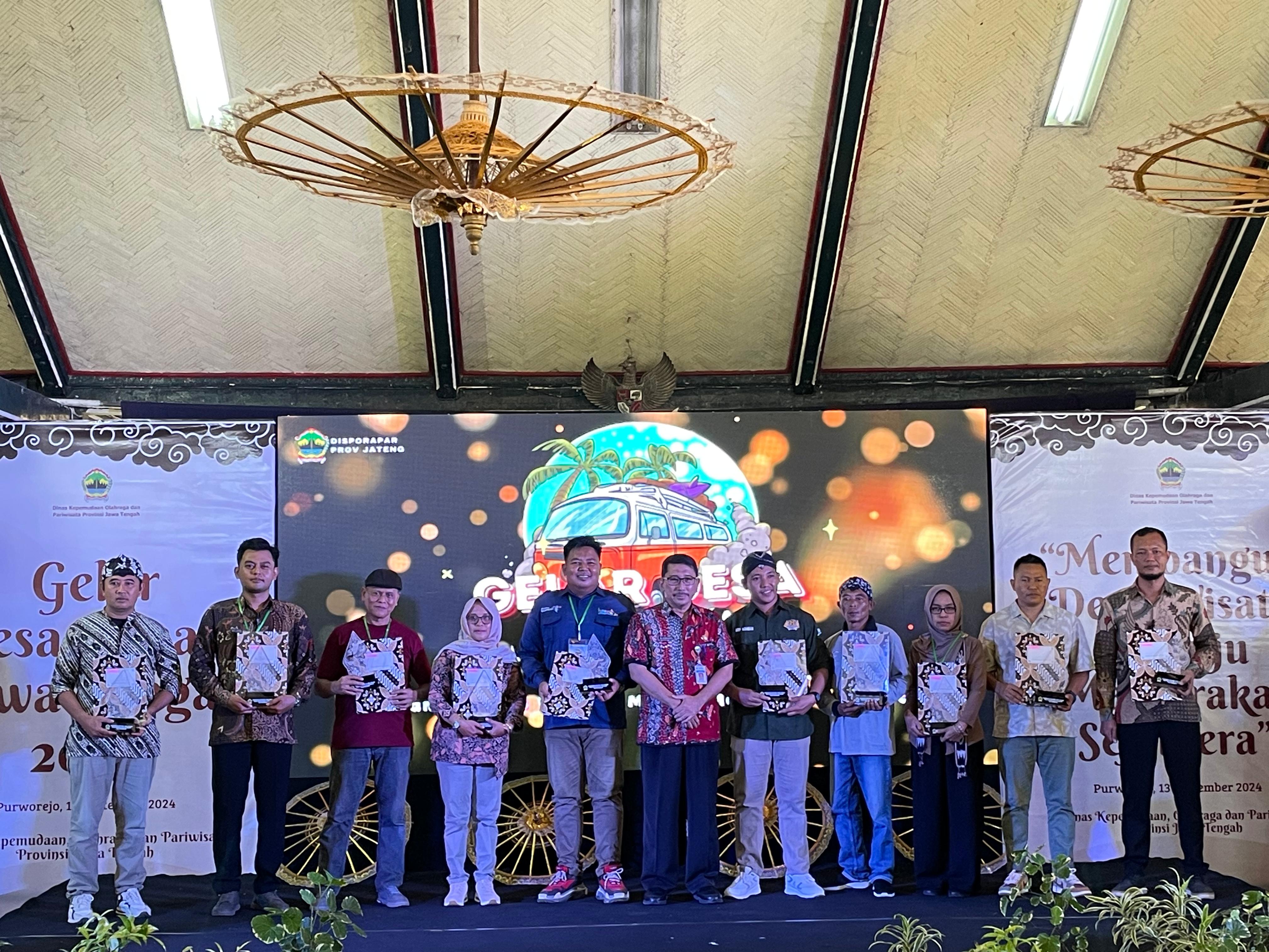 PENGANUGERAHAN: Desa Tasikharjo, Rembang di anugerahi desa wisata terbaik dalam Gelar Desa Wisata Jawa Tengah (GDWJT) di Purworejo, Jumat lalu (13/9). DESA WISATA TASIKHARJO UNTUK RADARPATI.ID