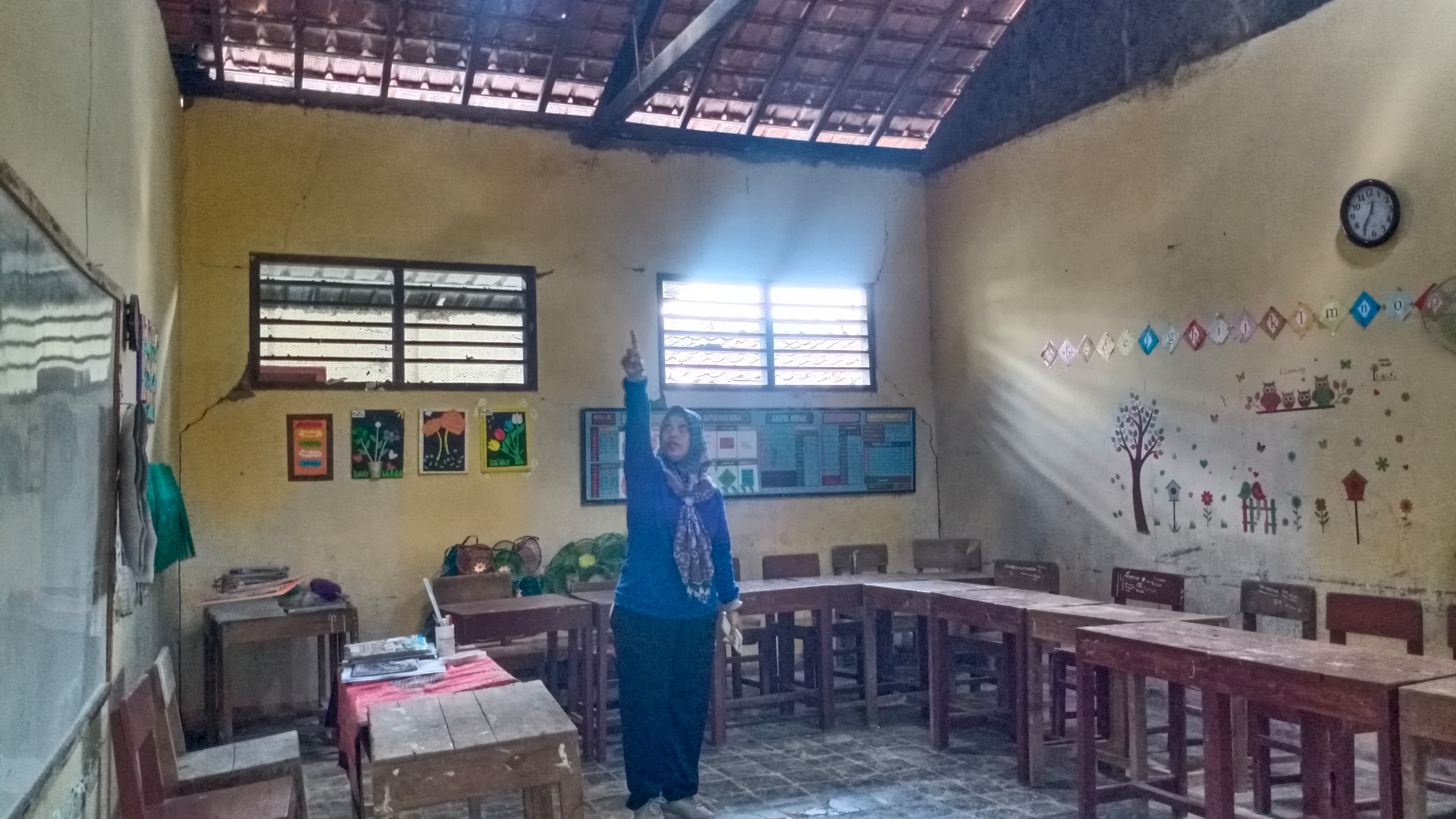 RUSAK: Salah satu bangunan ruang kelas SDN 3 Genengadal yang rusak. INTAN MAYLANI SABRINA/RADARPATI.ID