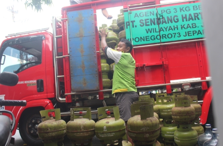 DISTRIBUSI: Pegawai dari salah satu agen gas LPG kirimkan sejumlah stok di toko pengecer area kota Jepara. FIKRI THOHARUDIN/RADARPATI.ID