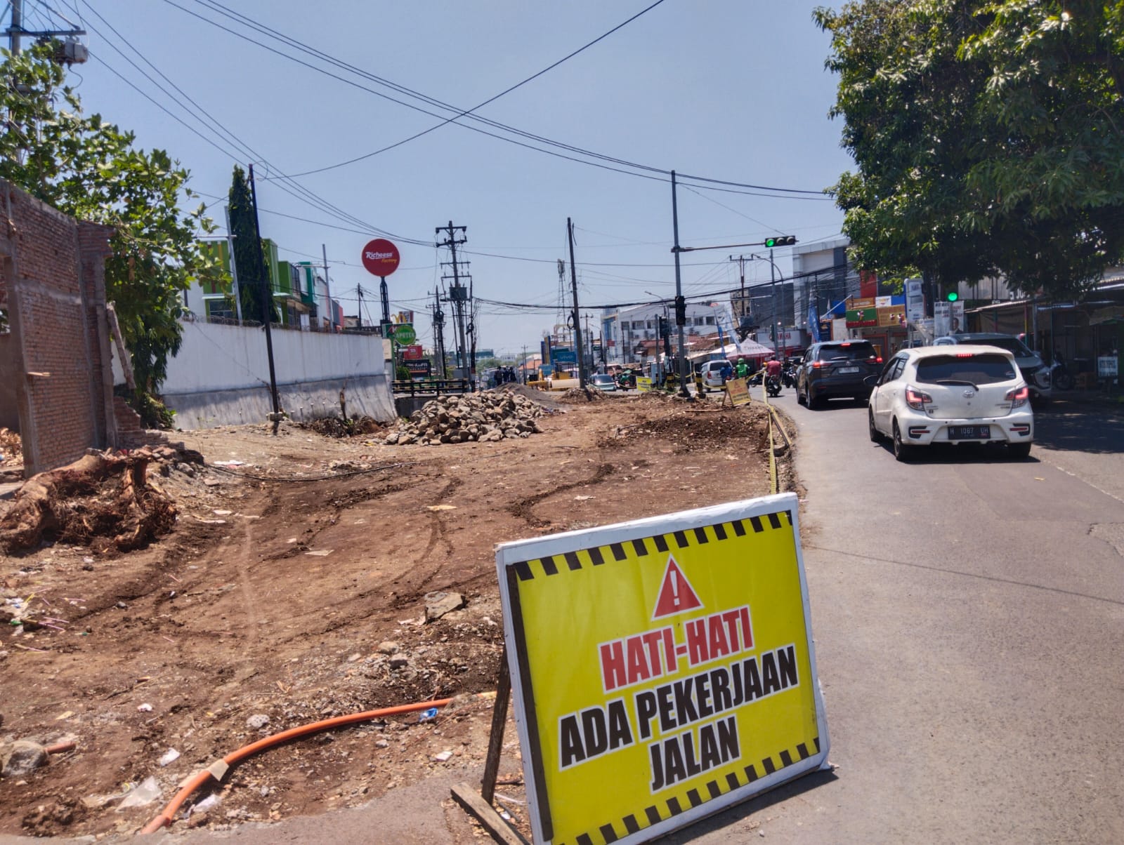 DILEBARKAN : Jalan Kompol R Soekamto akhirnya dilebarkan untuk mengurai kemacetan yang selama ini terjadi. ADENNYAR WYCAKSONO/RADARPATI.ID
