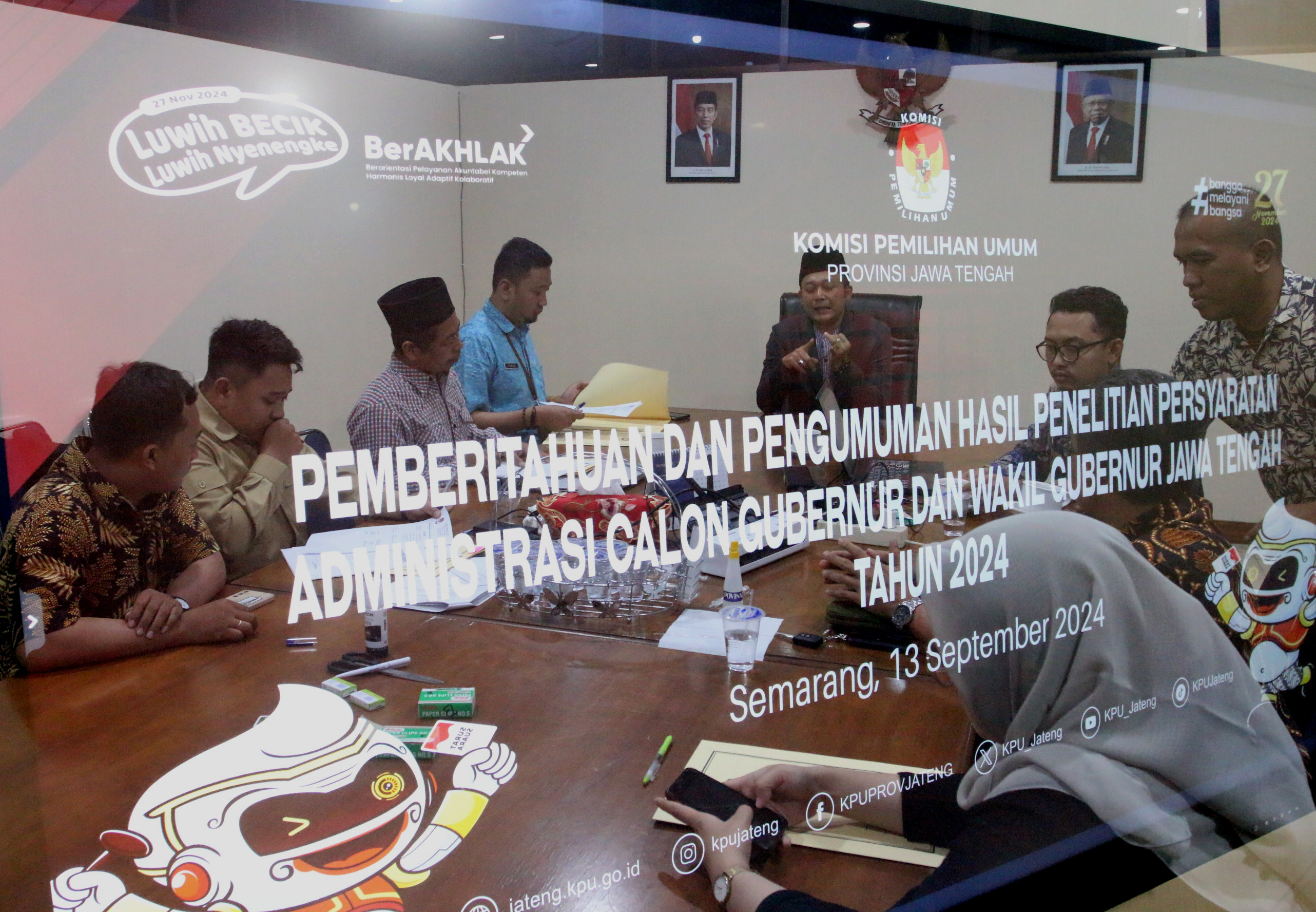 SERAHKAN BERKAS : KPU Provinsi Jateng telah memeriksa berkas administrasi pendaftaran dan kedua paslon Cagub-cawagub Jateng dinyatakan memenuhi syarat. NUR CHAMIM/RADARPATI.ID