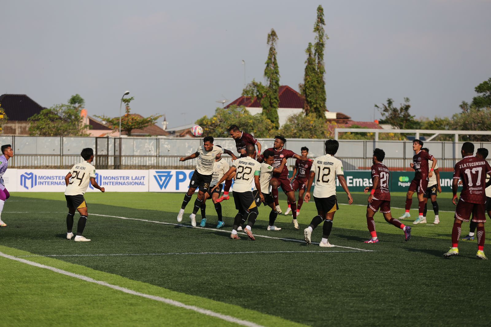 NGEYEL : Pemain Persipa Pati saat berduel di udara dengan pemain Nusantara United. (PERSIPA PATI UNTUK RADAR KUDUS)