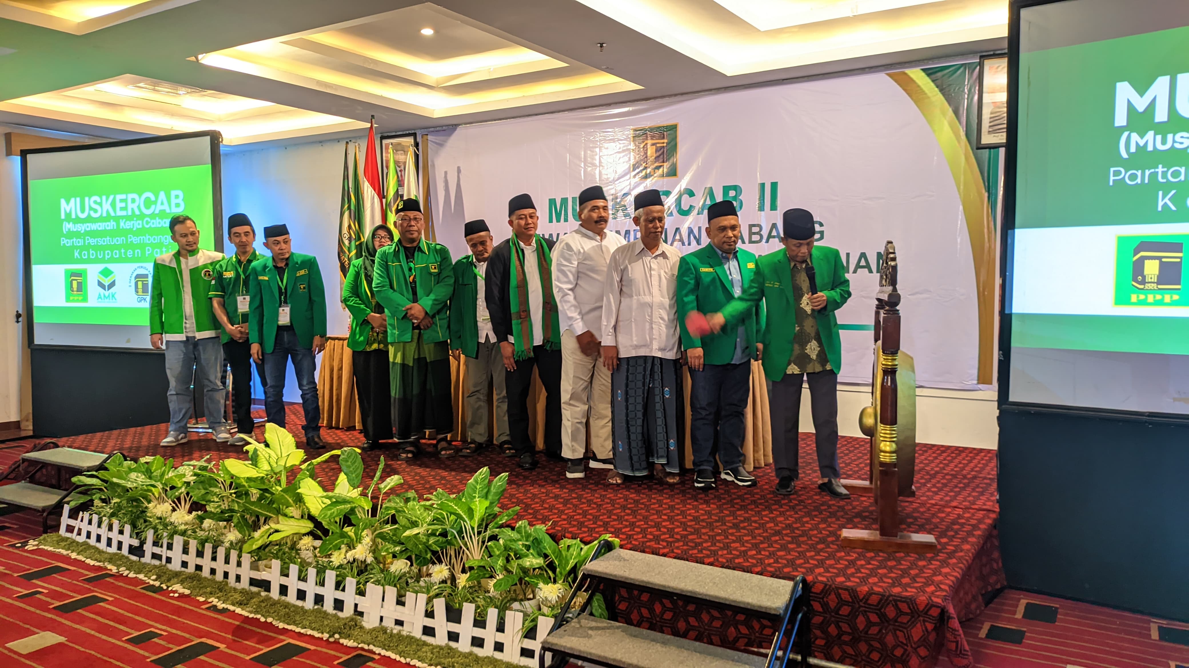 SIAP : Wakil Ketua DPW PPP Jawa Tengah KH Istajib membuka Muskercab II PPP Pati di Hotel Safin Pati, Minggu (15/9). (ACHMAD ULIL ALBAB/RADAR KUDUS)