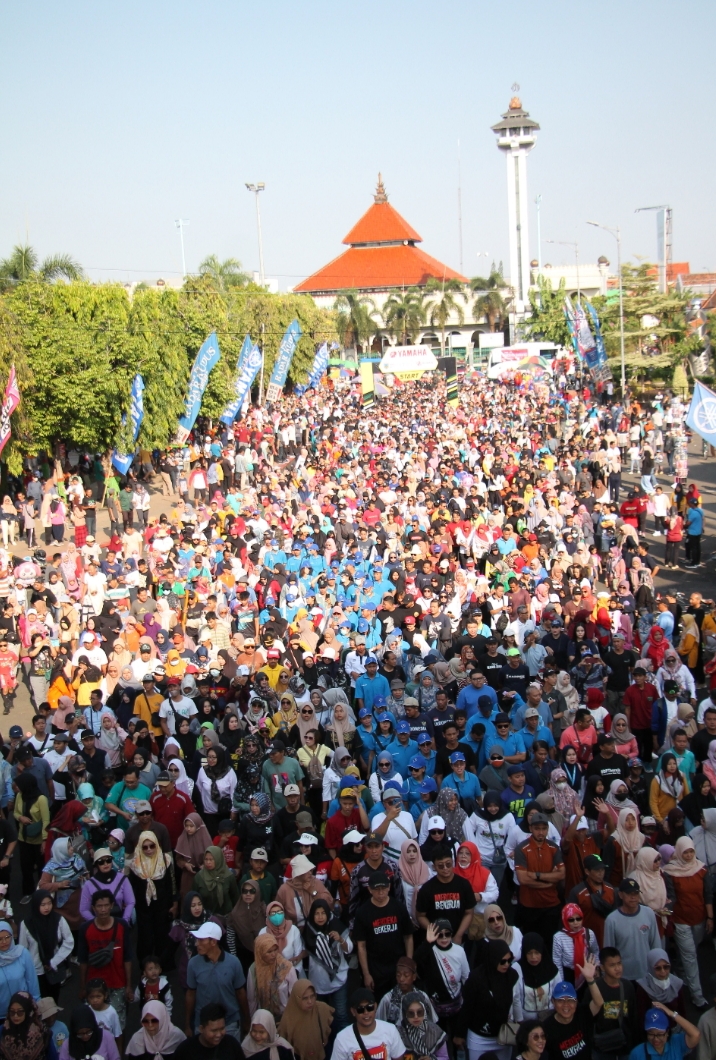 SEHAT BERHADIAH: Sebanyak 10.000 peserta Mlaku Bareng Pj Bupati Kudus start dari Alun-alun Simpang Tujuh Kudus kemarin (15/9). DONNY SETYAWAN/RADARPATI.ID