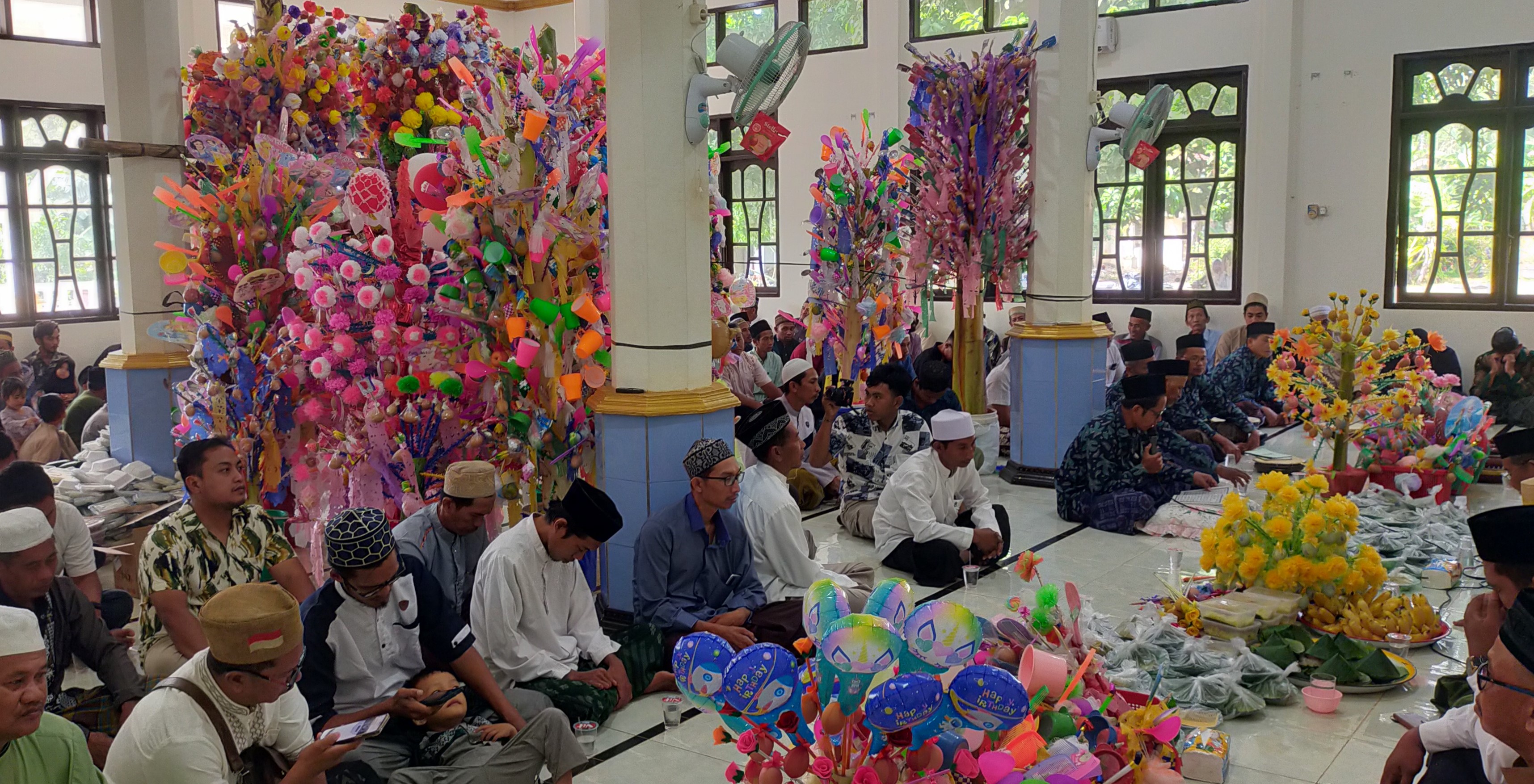 KHUSUK: Masyarakat Desa Kemujan, Kecamatan Karimunjawa memperingati Maulid Nabi Muhammad SAW dengan menggelar Festival To`dok Telok kemarin. PANITIA TO`DOK TELOK KEMUJAN UNTUK RADARPATI.ID