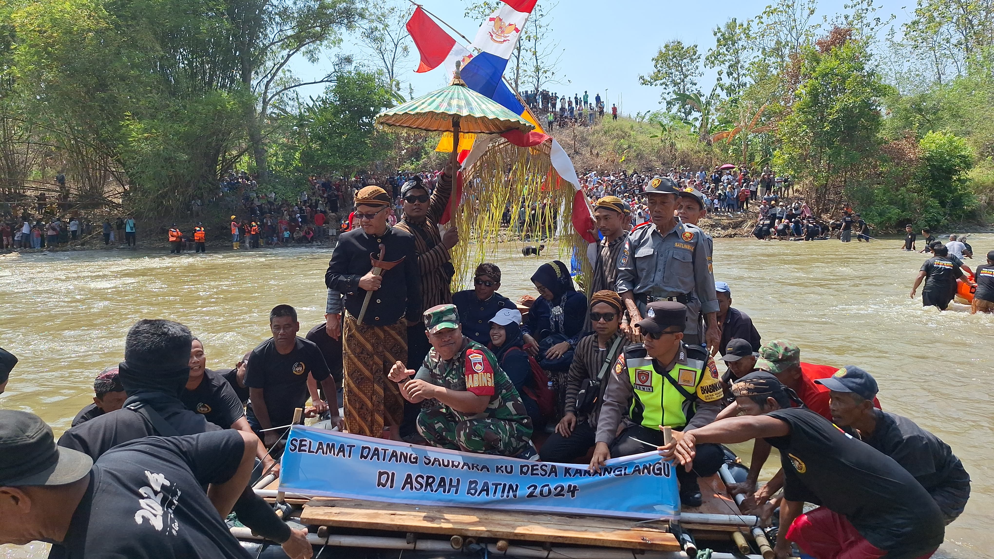 TRADISI: Warga Desa Ngombak dan Karanglangu Kecamatan Kedungjati saat meramaikan tradisi asrah batin di sungai Tuntang. INTAN MAYLANI SABRINA/RADARPATI.ID