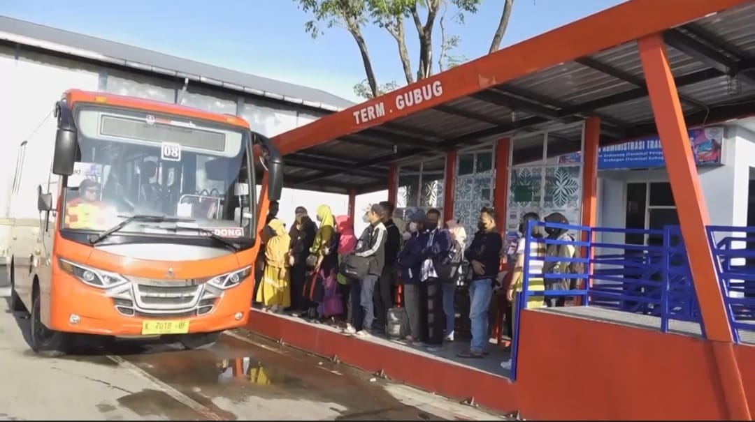 ANTRE ANGKUTAN UMUM: Kondisi antrean bus angkutan umum trans Jateng di terminal Gubug, Grobogan. NGADIYANTO UNTUK RADARPATI.ID