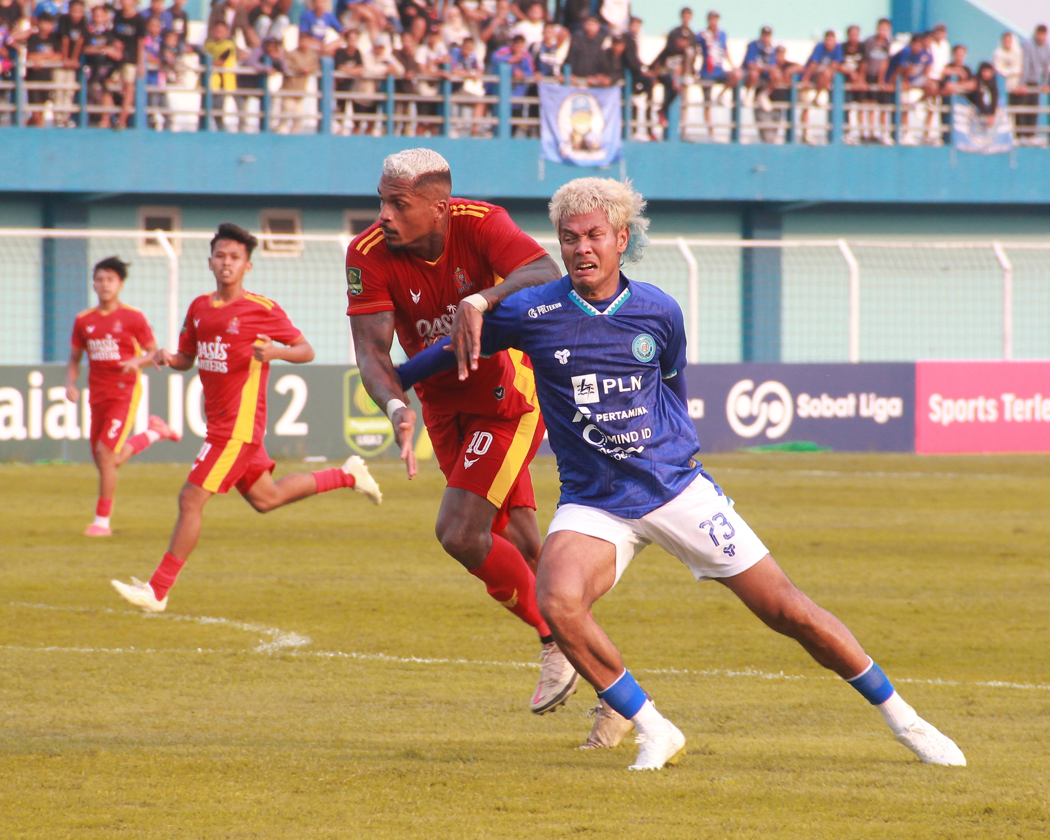 PUCUK: Penggawa Persijap Jepara adu duel dengan bek Persiku Kudus dalam pertandingan Liga 2 yang digelar di Stadion Wergu Wetan Kudus Minggu (15/9). MOH. NUR SYAHRI MUHARROM/RADARPATI.ID