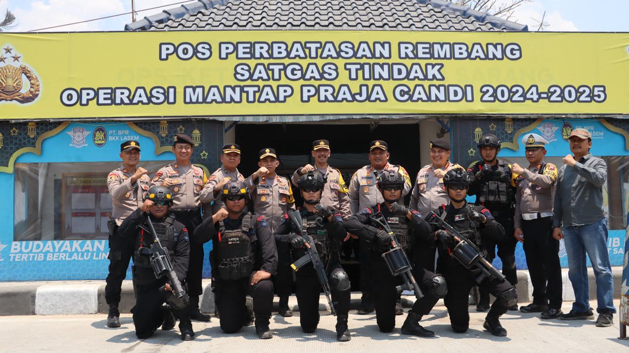CEK KESIAPAN: Karo Ops Polda Jateng Kombes Pol. Basya Radiananda didampingi Dir Samapta foto bersama Kapolres Rembang beserta PJU dan Satgas Tindak Ops Mantab Praja. HUMAS POLRES RBG FOR RADARPATI.ID