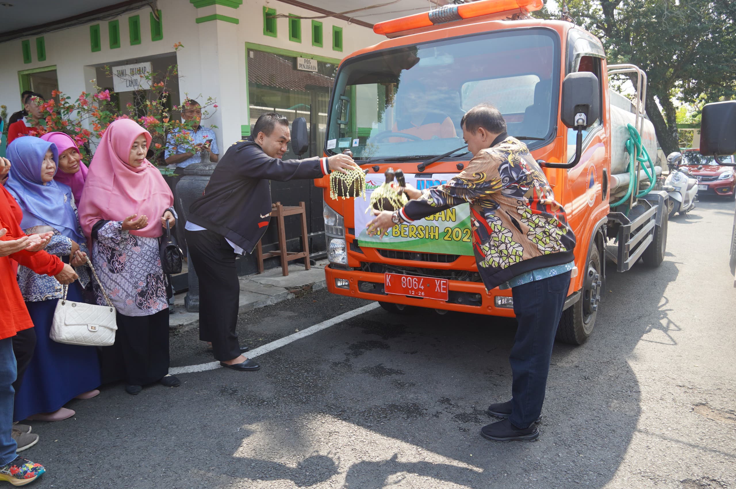PEDULI: Bupati Blora Arief Rohman saat melepas truk tangki air yang akan didistribusikan ke desa terdampak kekeringan. PROKOMPIM PEMKAB BLORA UNTUK RADARPATI.ID