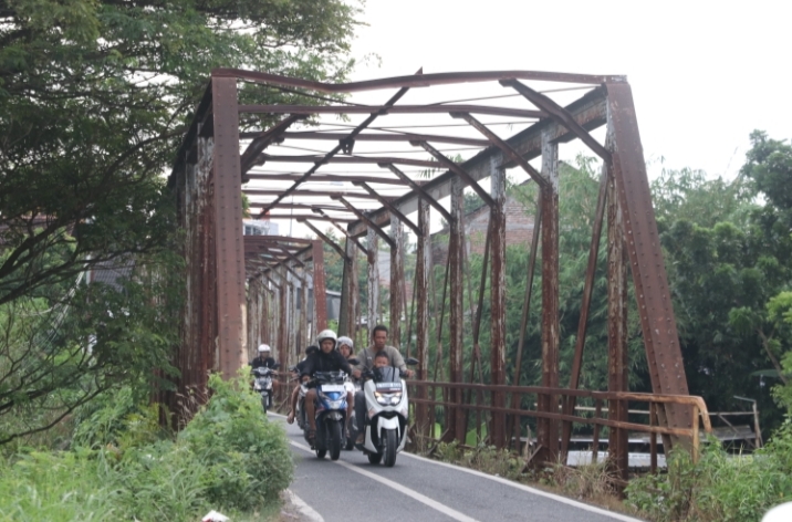 SEGERA DIBANGUN: Warga melintasi Jembatan Karangsambung di Desa Bae. GALIH ERLAMBANG W/ RADARPATI.ID