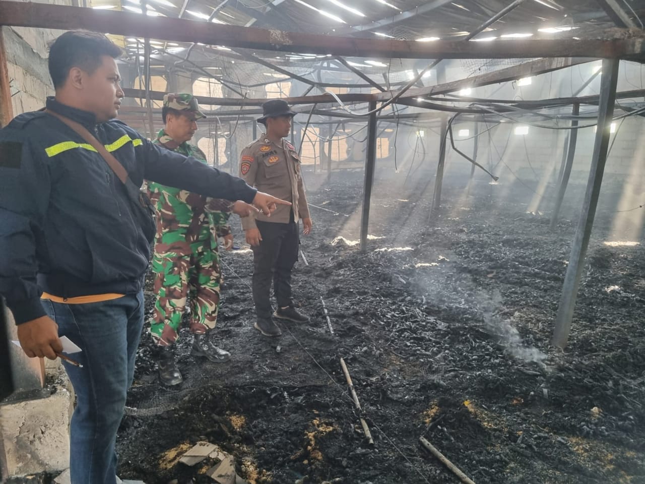 OLAH TKP &ndash; Anggota Polsek Gubug melakukan olah TKP kebakaran kandang ayam di Desa Saban, Kecamatan Gubug yang ludes terbakar, Senin (16/9) kemarin. SIROJUL MUNIR/RADARPATI.ID
