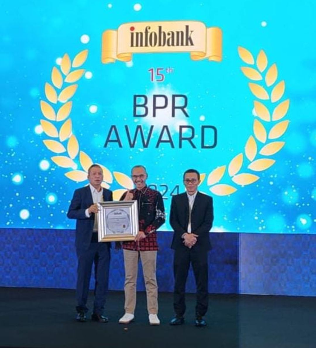 Direktur PT BPR Bank Daerah Pati (Perseroda) saat menerima penghargaan.