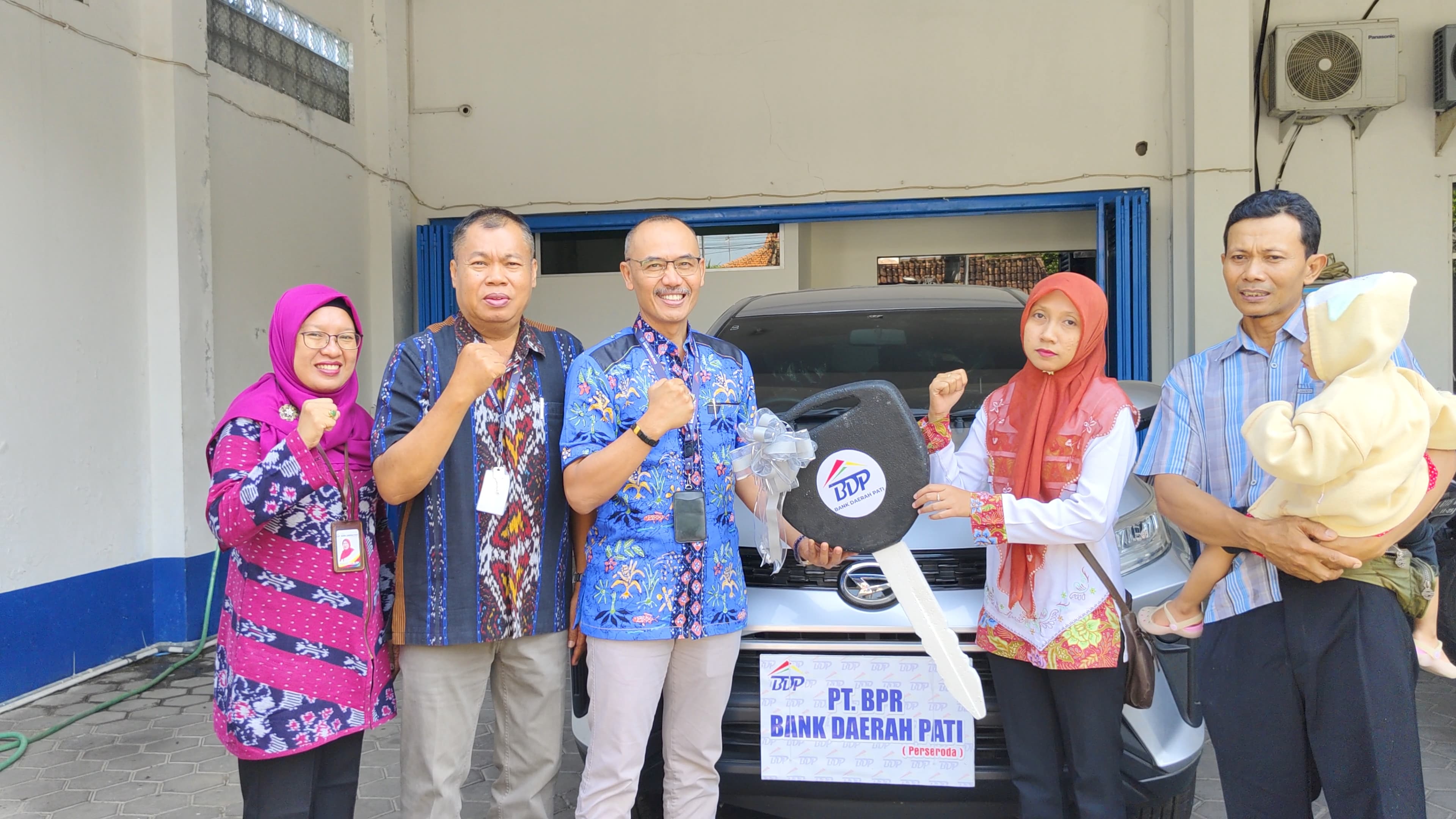 BERKAH : Nasabah BPR Bank Daerah Pati Yuli Wahyuni menerima hadiah utama tabungan berlian. (BPR BANK DAERAH PATI UNTUK RADAR KUDUS)