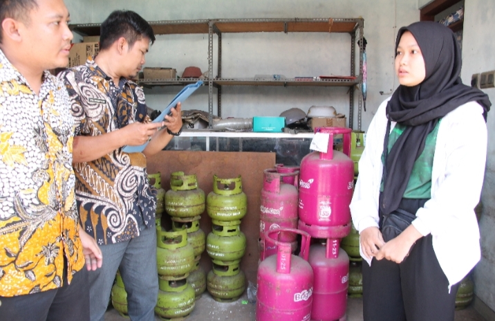 AWASI PENJUALAN: Agen elpiji menyisir pangkalan untuk mengawasi harga jual. (DONNY  SETYAWAN/RADAR KUDUS)