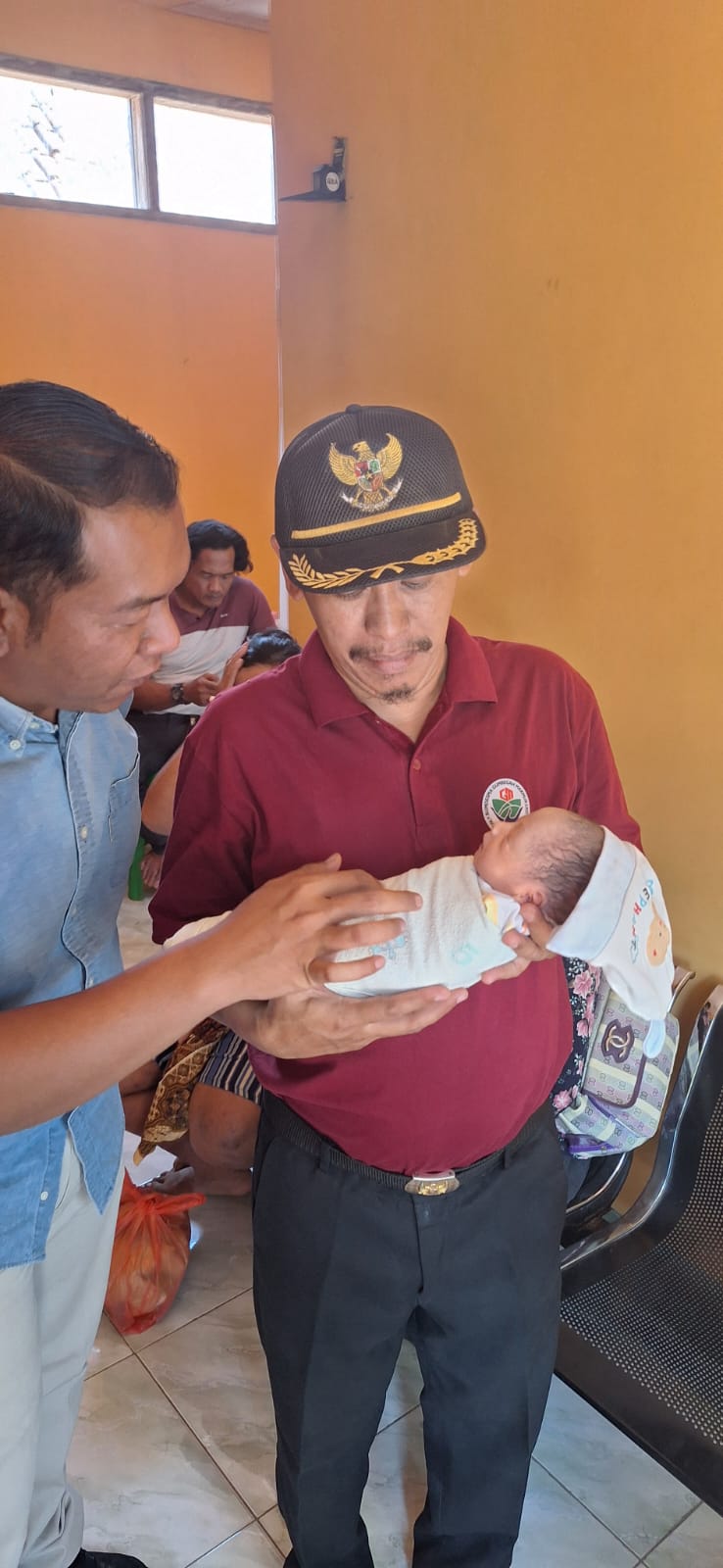 TANPA DOSA &ndash; Kepala Desa Tambakselo, Kecamatan Wirosari menggendong bayi perempuan yang dibuang dihutan perbatasan Desa Tambakselo dan Desa Karangasem, Kecamatan Wirosari. SIROJUL MUNIR/RADARPATI.ID