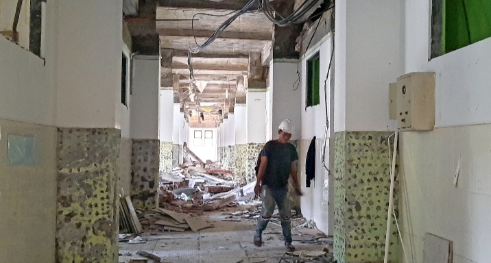 CEK GEDUNG: Pekerja melakukan pengawasan saat pengerjaan bangunan gedung Dahlis RSUD dr. Loekmono Hadi Kudus. INDAH SUSANTI/RADARPATI.ID